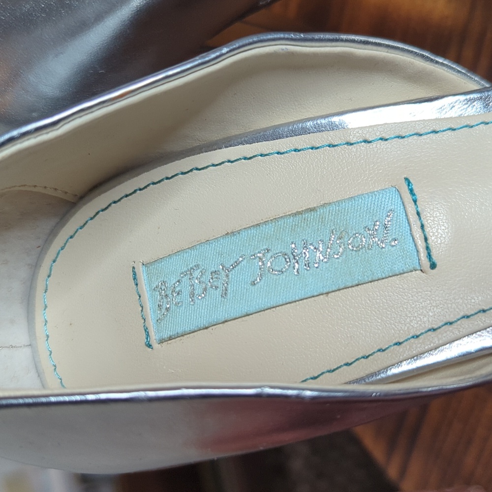 Silver Heels - Picture 4 of 11